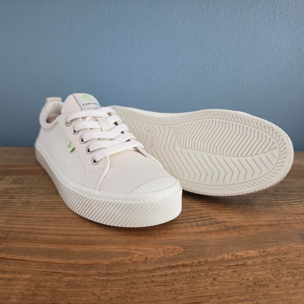 Cariuma Canvas Low-Top Sneakers in Bone